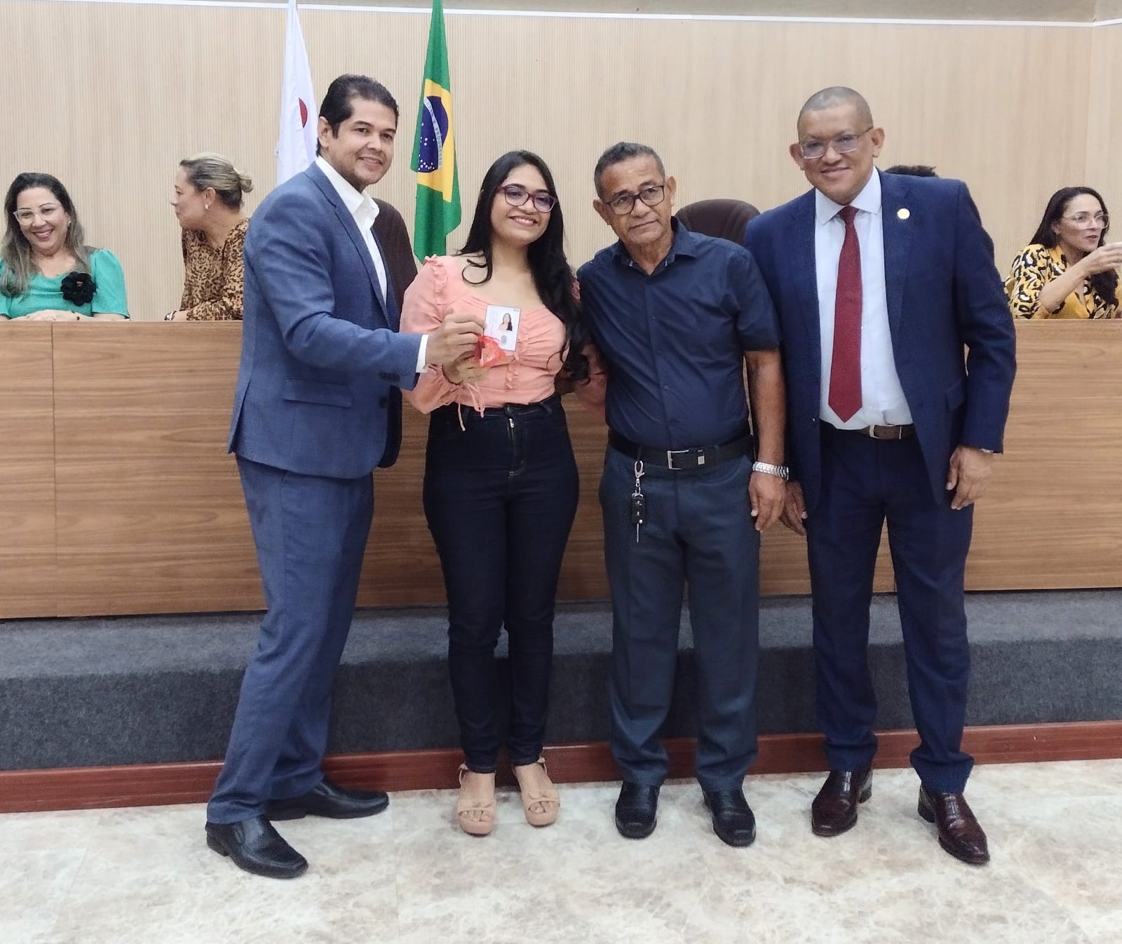 OAB-AP realiza a entrega de 40 carteiras provisórias para novos advogados e advogadas